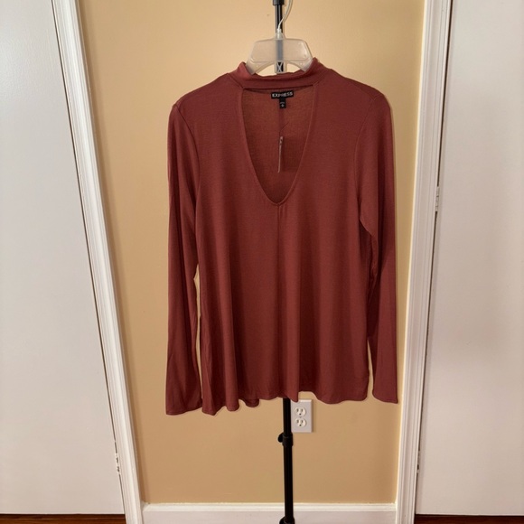 Express Cut Out Neck Top - Picture 2 of 6